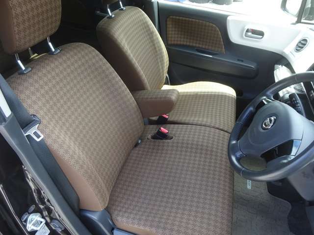 前列シートです。アームレストが付いています。