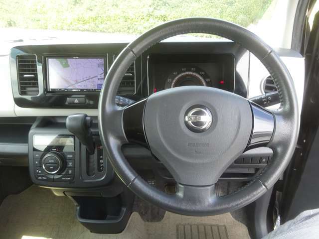 インパネオートマの運転席です。内装もきれいです。