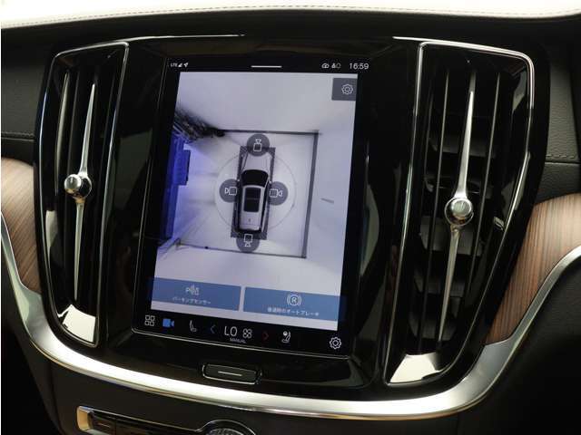 リアカメラによる後方の確認だけでなく、真上から見下ろすバードアイ映像を映し出す360度ビューカメラで、自車周辺の詳細な状況を確認できます。見通しが悪く狭い場所で車を取り回す際には心強い味方となります。