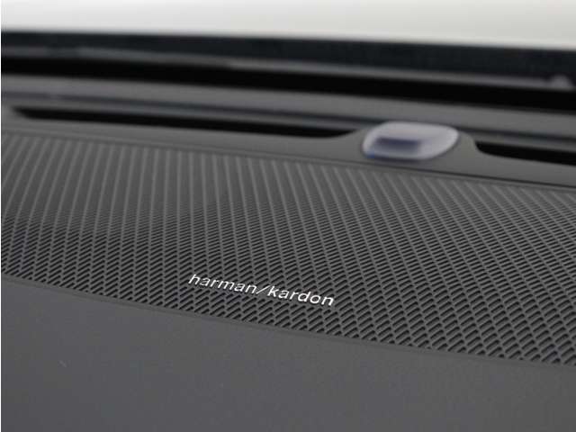 【harman/kardon】世界のオーディオファン垂涎のプレミアムサウンドシステムを搭載。原音に近い音場空間を忠実に再現。乗る人すべてに最良の音響体験を提供します。