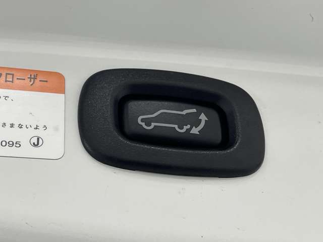 【パワーバックドア】スマートキーや運転席のボタンを押すだけでリアゲートが自動で開閉します！荷物を持っている時や、高い位置にあるバックドアを閉める際に便利な機能です♪