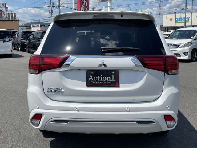 お車ご成約時の付帯率は驚きの90％OVER。アクション1自慢のスーパーガラスコーティング。見違えるほどの輝きを放ち、納車後のメンテナンスも楽々。是非一度お試し下さい。