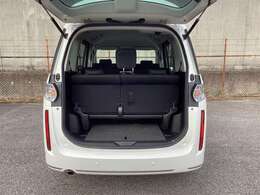 トランクルームも充実しております。シートアレンジも可能で、3列目を倒すことでさらに広くご使用いただけます。