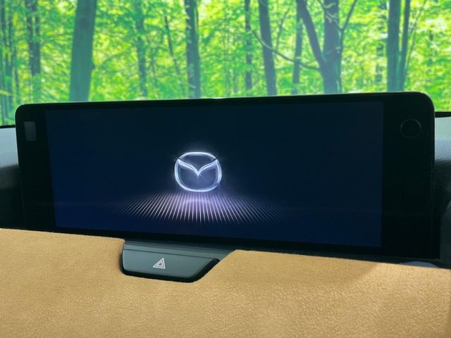 【12.3インチマツダコネクト】車内の雰囲気にマッチした大型ディスプレイ。スマホ接続でのナビ使用やBluetooth再生等、様々な機能が楽しめます。直感的なダイヤル操作が可能で、使い勝手も良好です。