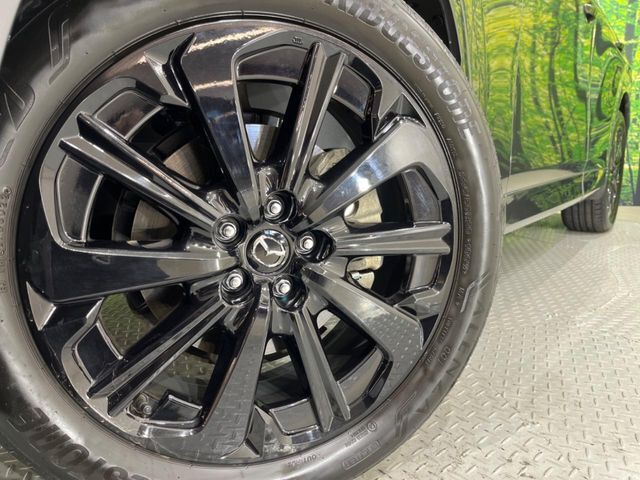 【純正20インチアルミホイール】外観にマッチした純正アルミホイールを装着しております。各種社外アルミホイールや、スタッドレスタイヤも取扱いしております。是非ご相談ください♪