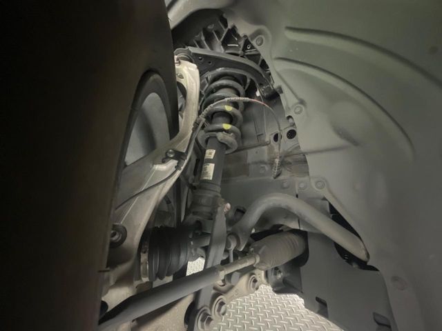 お車を安心してお乗りいただく為には、足回りの定期点検が欠かせません。サービスサポート（有償保証）では無料点検もご提供しており、安心のカーライフをお過ごしいただけるサポート体制が整っています。