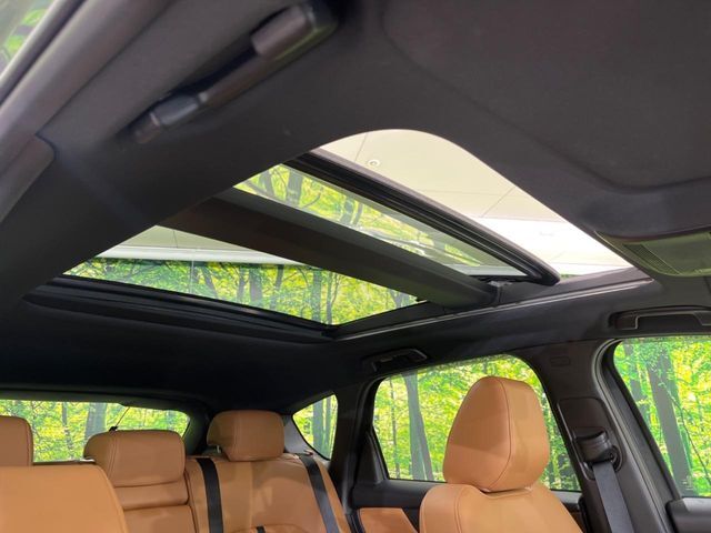 【大型サンルーフ】車内の解放感が一気に上がる大型のパノラマルーフ！季節を問わず開放的で快適なドライブをお楽しみいただけます。流通量も少なく希少価値の高い人気の装備です♪
