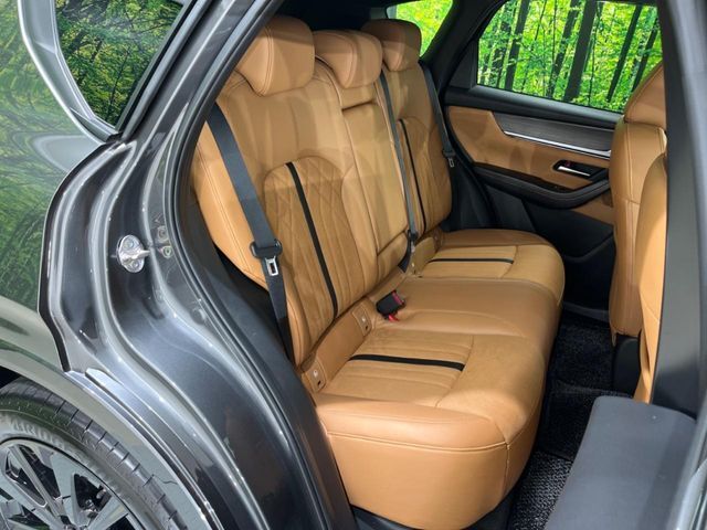 後部座席も気になるようなキズ・汚れやへたり等、大きなダメージはなく、良好な状態です。