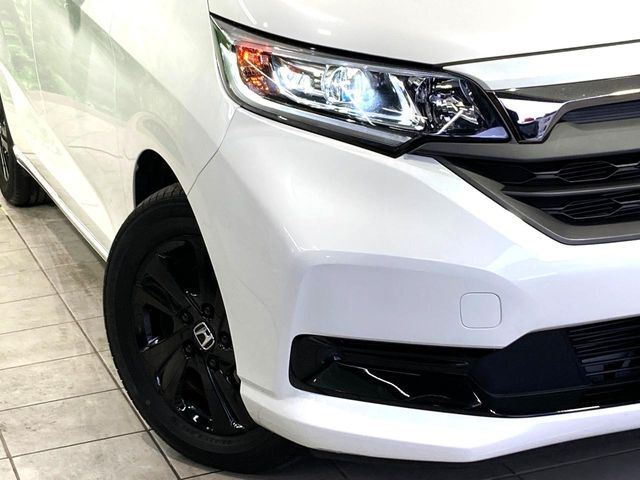 【LEDヘッドライト】悪天候や夜間走行時も良好な視界を確保し安心して運転できる高輝度LEDヘッドライトを装備！点灯速度が早く、消費電力も抑えられています。