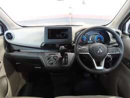 シフトレバーをダッシュパネルセンターに装備。運転席、助手席の足元すっきり！