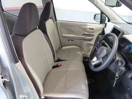 大きなベンチシートで足元もヒロビロ■大型シートで座り心地は快適♪中央にはアームレストが付いてゆったりドライブ♪　シートヒーター（運転席＆助手席）装備(*^-^*)