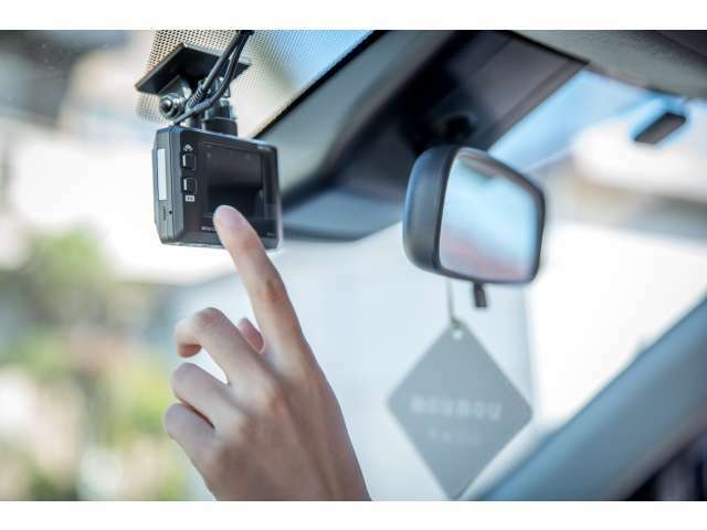 Bプラン画像：万が一の時に役立つドライブレコーダー。あおり運転にも対応した前後カメラタイプをご用意。現代のカーライフに必須のアイテムです。