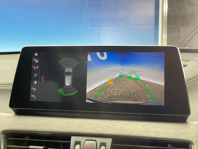 ●ガイドライン付きバックカメラ：不安な駐車もこれで安心！ガイドライン付きなので狭い箇所での駐車もラクラクです！