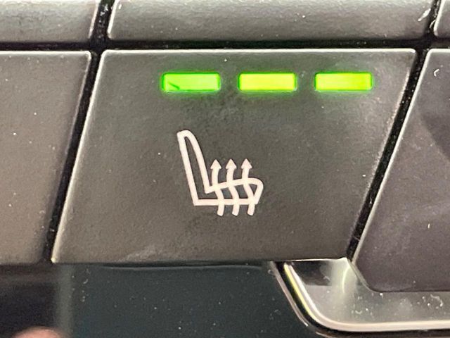 ●フロントシートヒーティング：運転席・助手席共に三段階で調節が可能なシートヒーターを装備しております。季節を問わず快適にご使用いただけます。