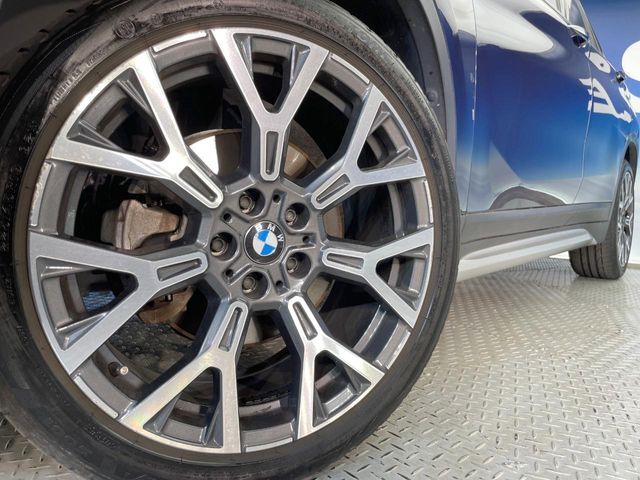 ●純正19インチアルミホイール：輸入車ならではの卓越した走りを支えるホイールと足回りです！日本車の走りに慣れている方にもぜひ体感して頂きたいほど、高いレベルでまとまっています！