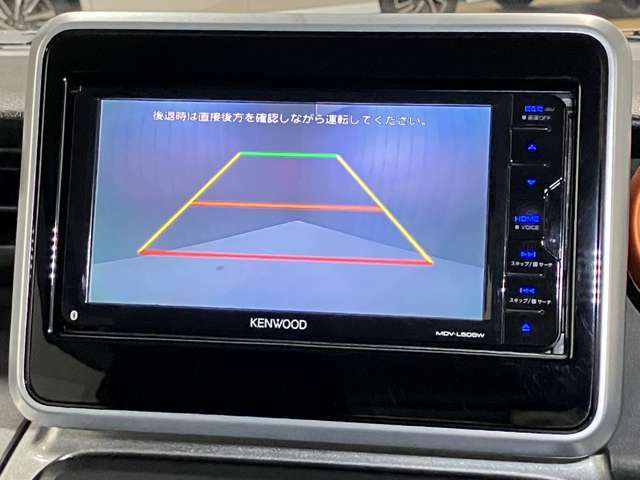 【バックモニター】駐車するとき、後ろのスペースがどれくらいあるかわからず、うまく停められない・・なんてことを防ぐ、バックカメラを装備。