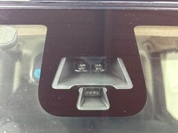 【エマージェンシーブレーキ】走行中に前方の車両等を認識し、衝突しそうな時は警報とブレーキで衝突回避と被害軽減をアシスト。より安全にドライブをお楽しみいただけます。