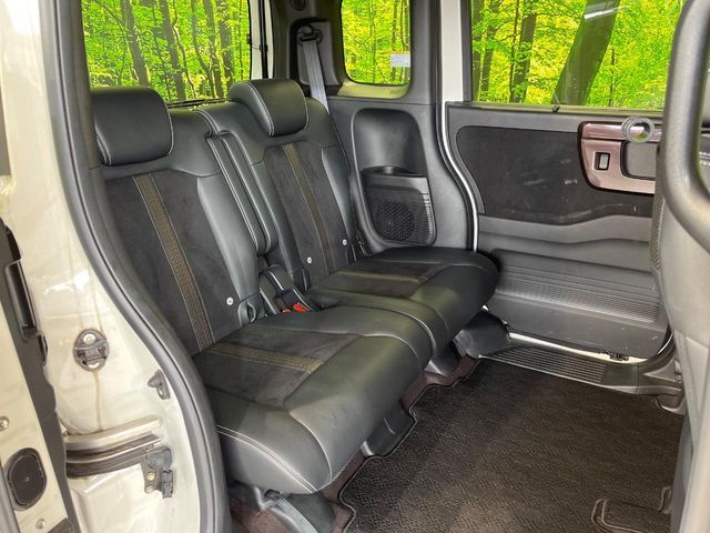 後部座席も気になるようなキズ・汚れやへたり等、大きなダメージはなく、良好な状態です。