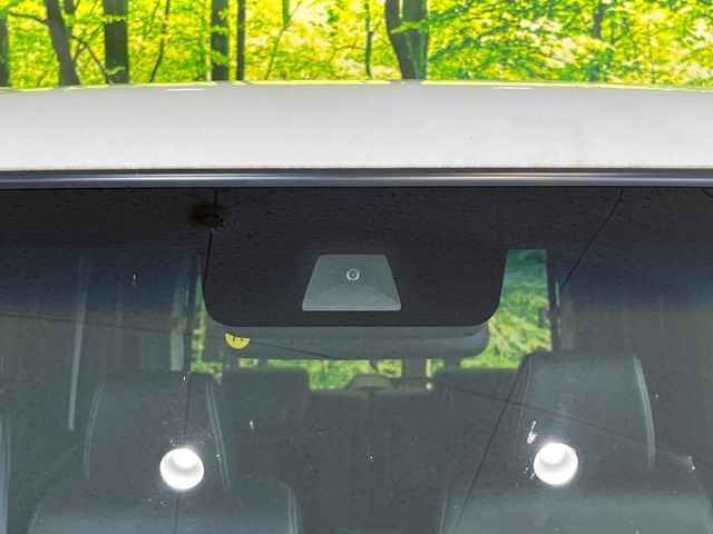 【ホンダセンシング】走行中に前方の車両等を認識し、衝突しそうな時は警報とブレーキで衝突回避と被害軽減をアシスト。より安全にドライブをお楽しみいただけます。