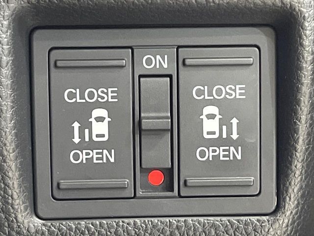 【両側パワースライドドア】スマートキーや運転席のスイッチで後席両側スライドドアの開閉が可能♪電動だから力を入れてドアを開ける必要が無く、小さなお子様でも簡単に開け閉めでき快適です♪