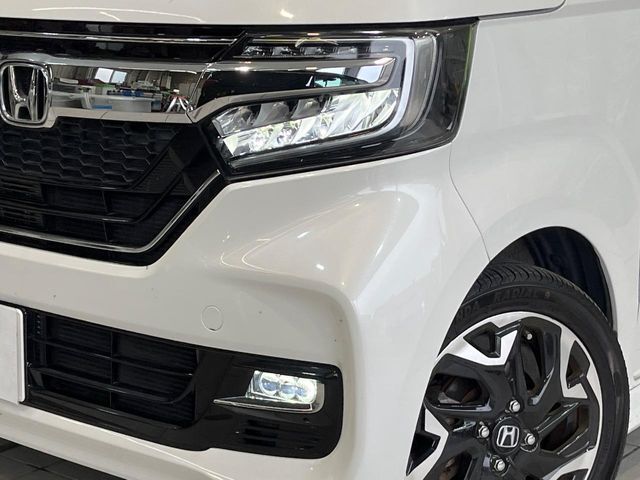 【LEDヘッドライト】悪天候や夜間走行時も良好な視界を確保し安心して運転できる高輝度LEDヘッドライトを装備！点灯速度が早く、消費電力も抑えられています。