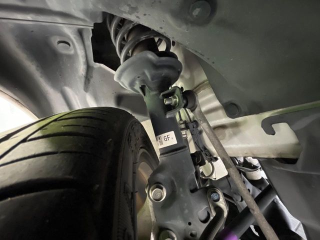 お車を安心してお乗りいただく為には、足回りの定期点検が欠かせません。サービスサポート（有償保証）では無料点検もご提供しており、安心のカーライフをお過ごしいただけるサポート体制が整っています。