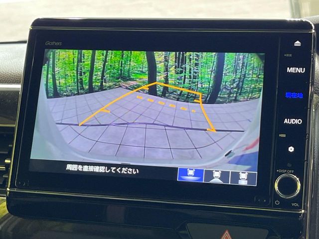 【バックカメラ】駐車時に後方がリアルタイム映像で確認できます。大型商業施設や立体駐車場での駐車時や、夜間のバック時に大活躍！運転スキルに関わらず、今や必須となった装備のひとつです！