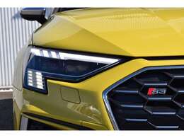 マトリクスLEDヘッドライト搭載！ロービーム用のLEDライトとひとつのユニットに多数のLEDが組み込まれたヘッドライトです。対向車や先行車を検知すると、その部分だけハイビームのLEDを消灯または減光させます。