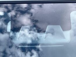 【スマートアシスト】走行中に前方の車両等を認識し、衝突しそうな時は警報とブレーキで衝突回避と被害軽減をアシスト。より安全にドライブをお楽しみいただけます。