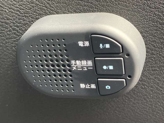 車内と後方のドライブレコーダーでございます！万が一の映像もドライブの思い出も記録できますよ♪