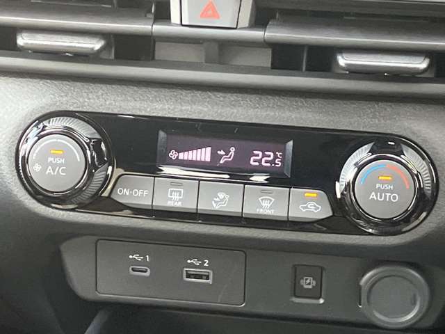 オートエアコン装備でオールシーズン快適な車内でお過ごしできますよ。