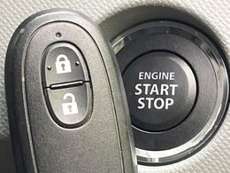 【キーレススタートシステム】カバンやポケットに入れたままでもドアの施錠・解錠が可能なスマートキーを装備。エンジンのオン・オフ時もカギを取り出す必要が無いからとっても便利です♪