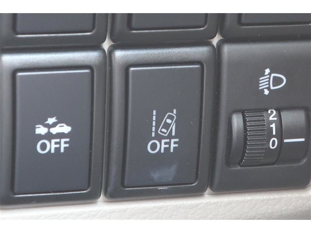 レーンディパーチャーアラートとは車線または走路からの逸脱の可能性を警告すると共に、車線または走路からの逸脱を避けるためのハンドル操作の一部を支援する機能です。詳細は販売店スタッフまでおたずねください。