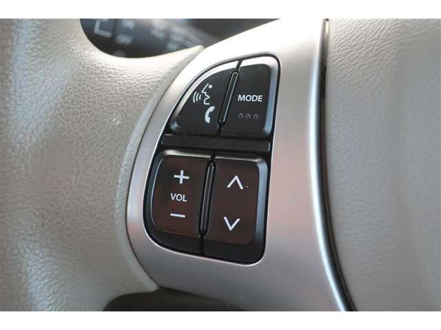 ステアリングスイッチ☆手元で音楽操作できます。