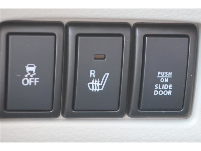 運転席にはシートヒーターが付いています。