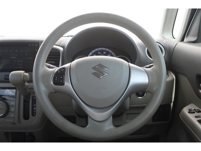 握りやすい設計のステアリングです。