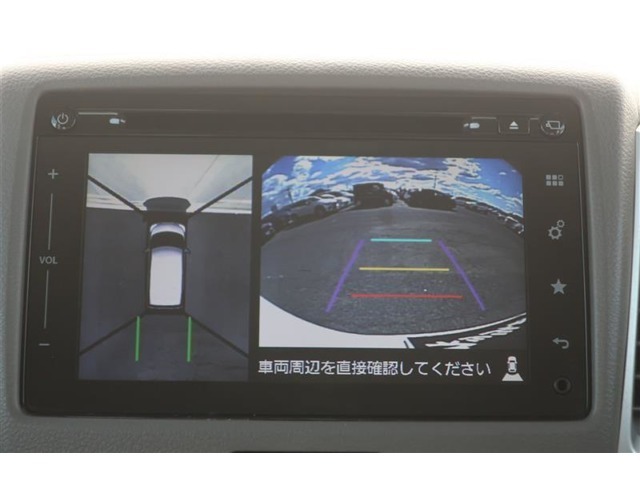 パノラミックビューモニター付きです。車両を上から見たような映像をディスプレイオーディオ画面に表示。運転席からの目視だけでは見にくい、車両周辺の状況をリアルタイムでしっかり確認できます。