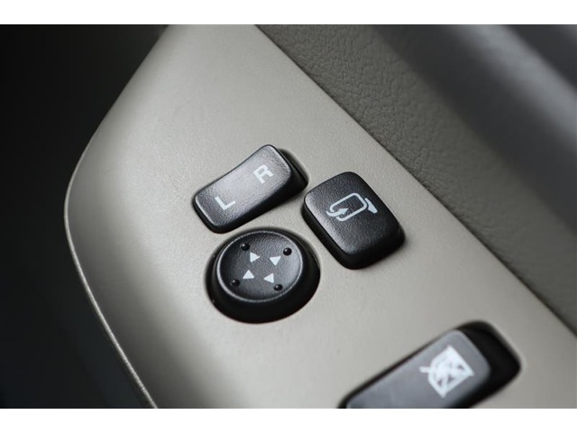 電動格納ミラー！ スイッチひとつでミラーを畳めます。