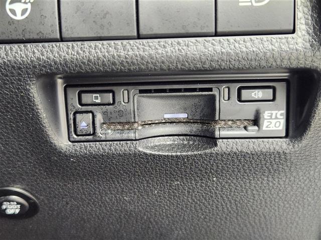 【ETC】有料道路を利用する際に料金所で停止することなく通過できる、ETC車載器（ノンストップ自動料金収受システム機器）が装備されています。セットアップを行うことで利用可能になります。