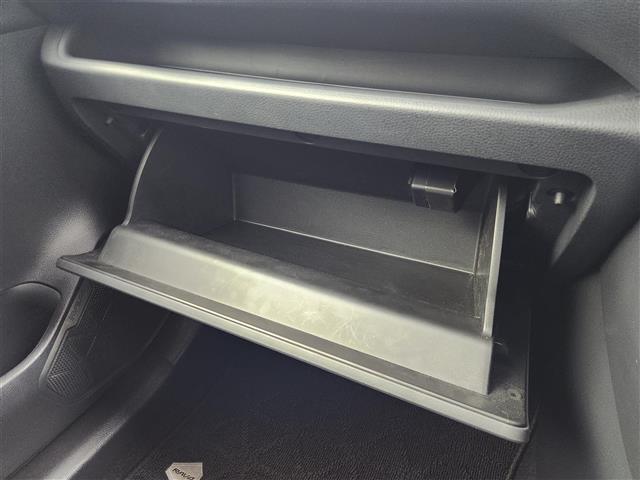 【グローブボックス】『グローブボックス』の画像になります。車検証ケースや日頃使う小物類の収納に便利ですね！
