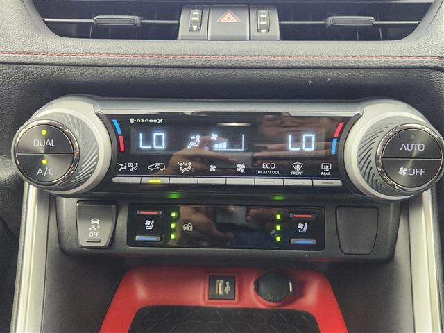 【運転席操作部】『運転席周辺の装備』の画像になります。快適なドライブを楽しむための機能が装備されています！運転席から触れるので使いやすいです！