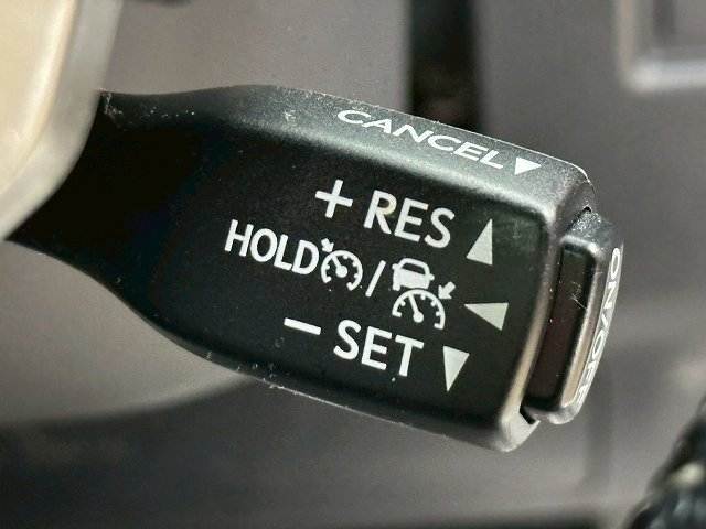 【レーダークルーズコントロール】装備で高速道路の運転も楽々です！追従型なので前の車両に合わせて速度調節ができ、渋滞などの際も楽々運転できますよ♪