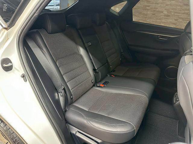 セカンドシートは大人二人が乗っても十分なスペースが確保されております。