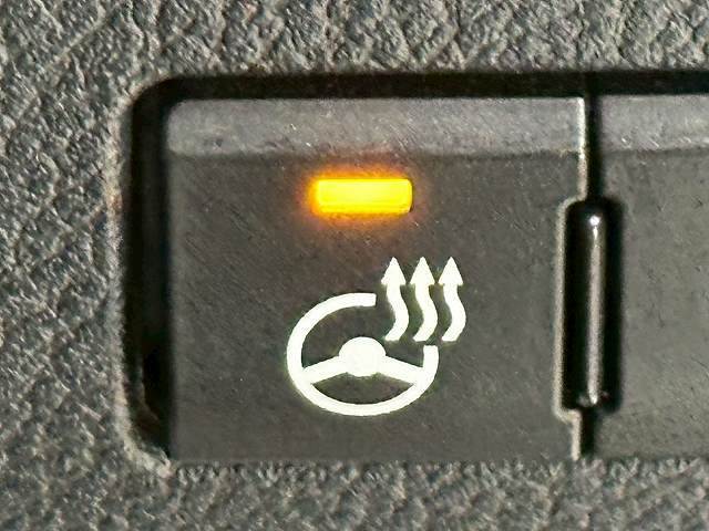 【ステアリングヒーター】ハンドルが温められますので、シートヒーターと合わせてお使い頂ければ冬も快適にすごせます♪