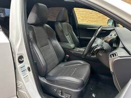 【レザーシート】ならではの高級感あふれる内装がこたわりのアイテム。見た目の高級感とより上質な座り心地をお楽しみください。