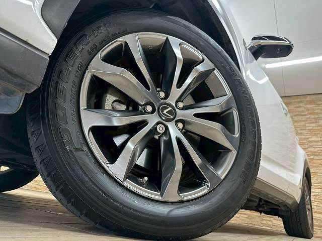 純正18インチアルミを装備！各種アルミホイール・タイヤカスタムもご相談下さい。