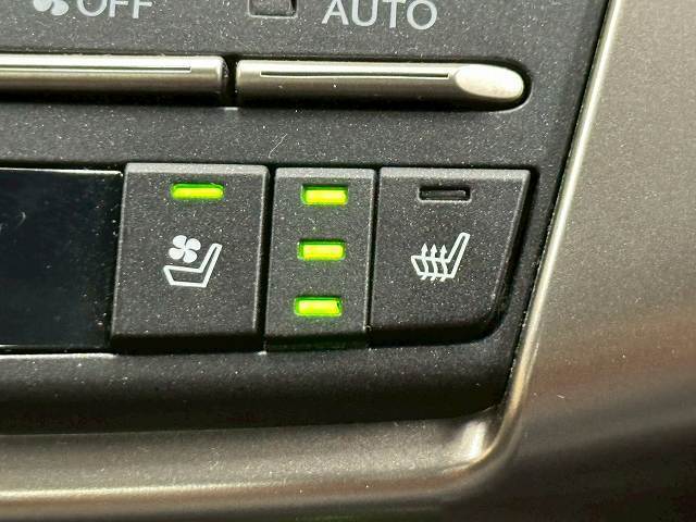 【シートヒーター＆シートクーラー】高級車にふさわしい快適装備で、夏場は座面から涼しい風が、冬場は身体の芯からポカポカになりますね。