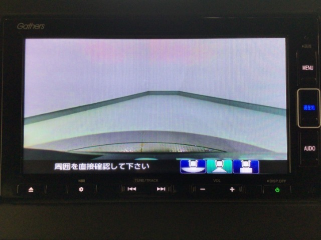 【バックカメラ】運転が苦手な方も車庫入れラクラクです！ギアをリバースに入れれば自動的に切り換わりますので、面倒な操作は不要です♪狭い駐車場もお車を傷つけず安心ですね！