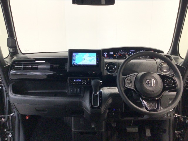 【前方視界】開放的な前方視界！運転がしやすく疲れにくいです♪窓が大きく、見通しがとっても良いおクルマですよ♪