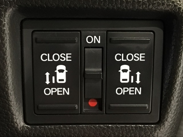 【両側パワースライドドア】両側がパワースライドドアになっており、運転席のスイッチやスマートキーでも開閉が可能です！開口部も広いので乗り降りも楽々♪